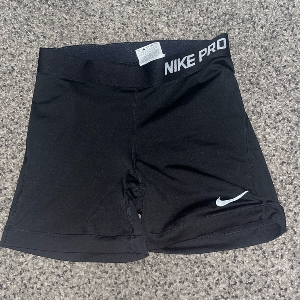 Black Nike Pro’s.